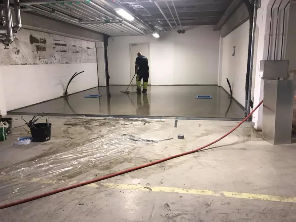 Industrigolv under arbete, avjämning och slipning