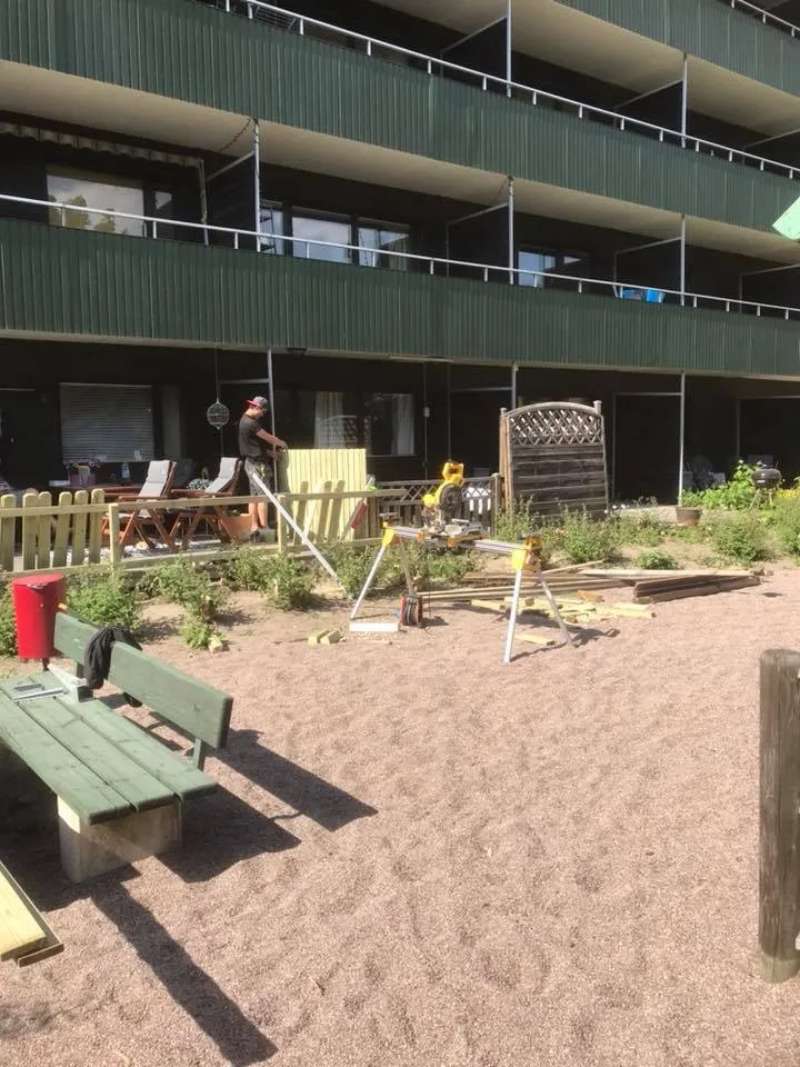 Snickeri vid balkonger på flerbostadshus