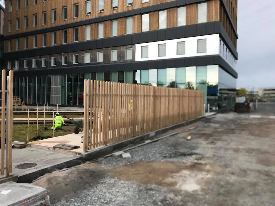 Trästaket vid kommersiell fastighet i Uppsala